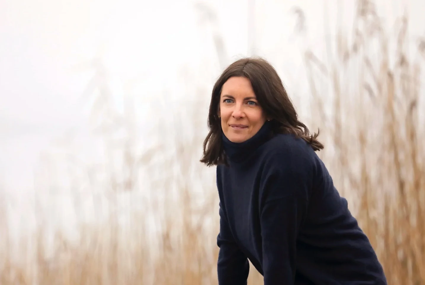 Maria Portenkirchner in einer hellen Schilflandschaft